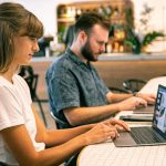 Seorang sedang mengatur strategi digital marketing