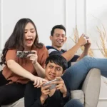 Orang Sedang Main Handphone Bareng