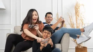 Orang Sedang Main Handphone Bareng